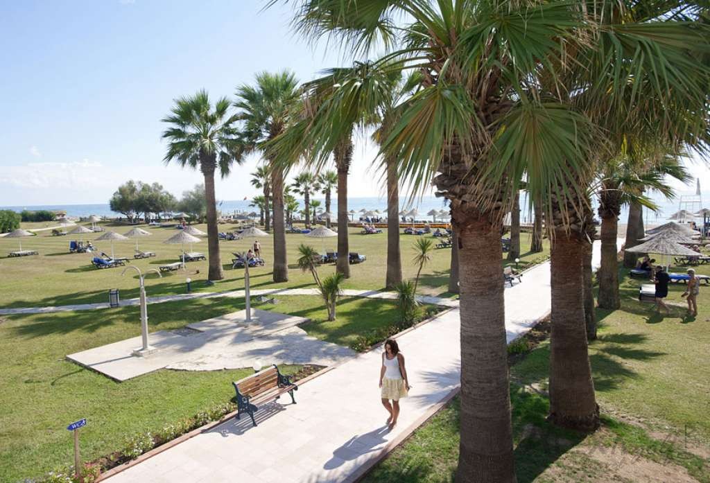 Crystal Tat Beach Hotel