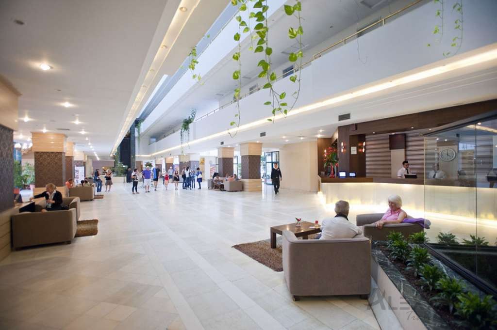 Crystal Tat Beach Hotel